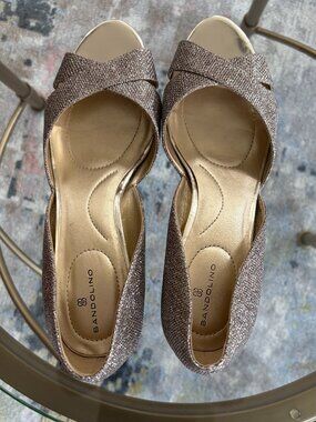 Bandolino Womens Rainaa Gold Peep-Toe Heels Shoes